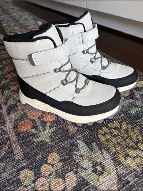 Kids Waterproof Winter Boots in Light Gray and Black - Size 3